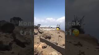 Tugu di Puncak Trianggulasi Merbabu roboh belum tau penyebab pastinya pendakiindonesia pendaki [upl. by Hahnke642]