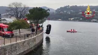 Due persone annegano nel lago di Como le operazioni di recupero della loro auto [upl. by Iew]