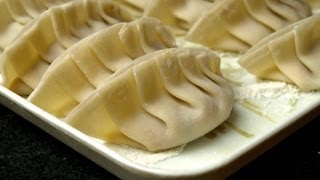 Pliage des gyozas raviolis japonais [upl. by Ainoloppa635]