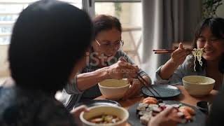 Famille heureuse mangeant de la nourriture japonaise à la maison [upl. by Nimaj]