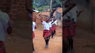 Niños africanos bailando muy contentos [upl. by Nosidda632]