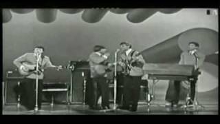 Here It Comes Again THE FORTUNES 1965 ♫ London Palladium TV show [upl. by Clintock703]