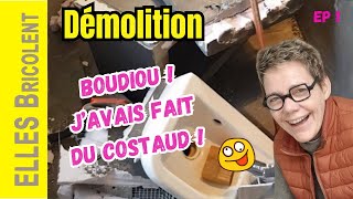 RENOVATION 😁 EP 1 JE DEMOLIS LA SALLE DE BAIN ET CEST PAS TRISTE  😛  ELLES Bricolent [upl. by Gnaw]