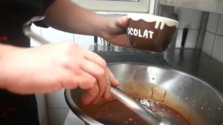 Faire une fondue au chocolat  Recette de fondue chocolatée [upl. by Eiramacissej]