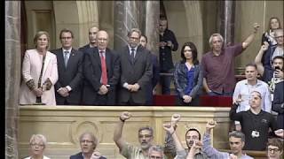 El Parlament de Cataluña proclama la independencia unilateral [upl. by Anole]