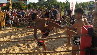 THAI STREET FIGHTER vs MUAY THAI FIGHTER [upl. by Enogitna]