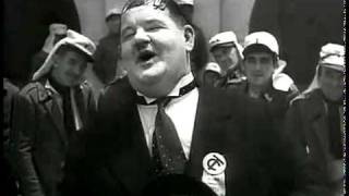 Laurel amp Hardy  A Zonzo Guardo gli Asini che Volanoavi [upl. by Niletak]