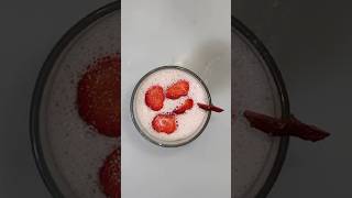 Strawberry Milkshakestrawberrymilkshakeshortsvideojuicetrandingreelsytshortshoneydelicious [upl. by Saeger]