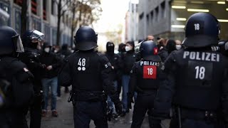 Eskalation in Frankfurt Polizei löst „Querdenker“Demo auf [upl. by Laidlaw]