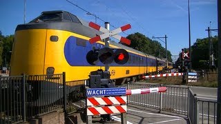 Spoorwegovergang Bilthoven  Dutch railroad crossing [upl. by Tezil]