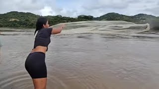 increíble😱como tira la atarraya esta linda chica🥰aventuras salvadoreñas [upl. by Nerhe]