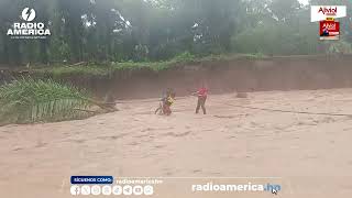 Rescate de joven que salvaba su vida en una palmera en Colón Honduras [upl. by Carmita761]