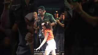 ALEX MANGA MUESTRA SU NOBLEZA AL DARLE LA OPORTUNIDAD A ESTA NIÑA DE CANTAR CON ELQUE GRAN EJEMPLO [upl. by Seitz]