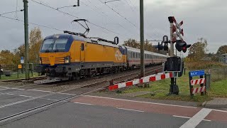 20241113 1448 uur Spoorwegovergang Wolweg Stroe NS Vectron 193 936 IC Berlijn [upl. by Ihteerp966]