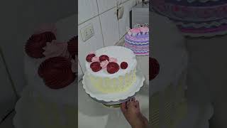 Como decorar un pastel hermoso con rosetones cake decoraciondepasteles chocolatecake [upl. by Idolla]