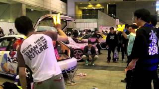 ニコニコ超会議2012 痛車ブース魔法少女リリカルなのはオタ芸集団 [upl. by Akerdna317]