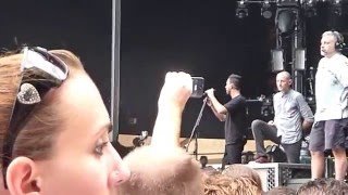 Linkin Park helps fan during Points Of Authority  Sydney Soundwave 2013 [upl. by Willard38]