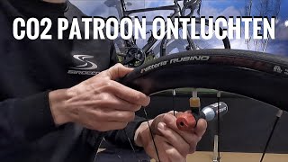 Zo gebruik je een CO2 PATROON om je FIETSBAND OP TE POMPEN 👌🏼  Fiets Tutorial 12 [upl. by Livesay156]