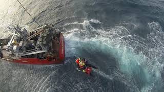 Impresionante rescate en el Mar Argentino Aeroevacuamos a un tripulante de un pesquero [upl. by Igig239]