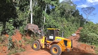 EMPURRANDO A MATA COM PÁ CARREGADEIRA JCB 426ZX [upl. by Vernon]