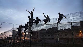 La police marocaine empêche des centaines de migrants dentrer dans lenclave espagnole de Ceuta [upl. by Brey]