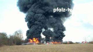 Inferno auf der Autobahn A 61  ein Tanklastwagen explodiert dabei verbrennen zwei weitere LKW [upl. by Jardena]