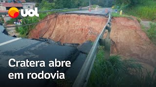 Cratera em rodovia Asfalto cede e abre buraco na BR393 em Barra do Piraí no RJ veja vídeo [upl. by Iahk624]