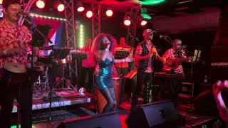 Yulaysi Miranda y Team Gusto Cubano  Duele salsa cubana cover live  Roncsbár Debrecen HUN [upl. by Nilya]