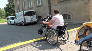 Rollstuhl Handbike Anhänger [upl. by Ellinej]