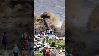 The surging Qiantang River tide roars like a prehistoric beast shocking the heart The surging [upl. by Ymot]