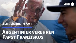 Zehn Jahre Franziskus Argentinier verehren ihren Papst  AFP [upl. by Kawasaki250]