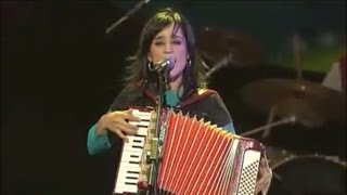 Julieta Venegas  Me Voy En VivoMTV Day 2006 [upl. by Keily]