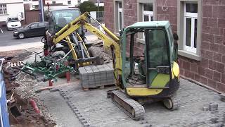 Betonsteine legen mit Hunklinger Pflastergreifer am Yanmar SV17 Minibagger  excavator paver laying [upl. by Dellora]