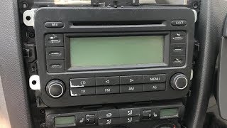 TUTORIAL Cum scoti  demontezi radio CD RCD 300 la VW Golf 5 Jetta Skoda Seat in 4 pasi [upl. by Adelice]