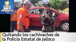 Arne aus den Ruthen Policia de Jalisco obstruyendo con conos la calle PoderAntiGandalla [upl. by Nolahc]