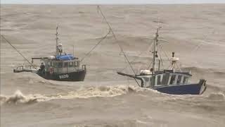 Video increible 2 barcos de pesca en mares extremadamente agitados [upl. by Melburn]