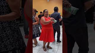 Tanchito bailando la chona con sabor bailesenplazalibertad [upl. by Nuahsor]