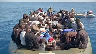 Plus de 200 000 migrants ont tenté de traverser la Méditerranée cette année [upl. by Beasley523]