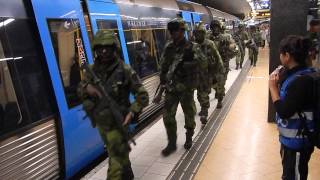 Livgardet åker tunnelbana  Swedish Life Guards on metro exercise [upl. by Matthew8]