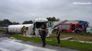 Vrachtwagen in sloot op A28 tussen Zwolle en De Lichtmis [upl. by Christis149]