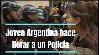 Policía argentino se quiebra ante un discurso de una manifestante [upl. by Hardie]