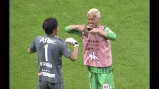 試合後、ユニフォーム交換をする柏の桐畑 和繁と札幌の菅野 孝憲 [upl. by Norah576]