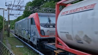 2 SPETTACOLARI TRENI MERCI NEI 30 MINUTI DI OROLOGIO IN STAZIONE A GENOVA SAN QUIRICO [upl. by Nirahs]