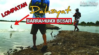 Lompatan Dahsyat Barramundi Besar Minnow Sampai Pecah dibuatnya  Casting Barramundi Fishing Fail [upl. by Sarilda896]