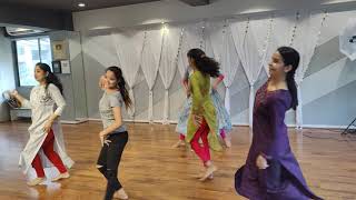 RAATAN LAMBIYAN EASY STEPS  easy dance on raatan lambiyan graceful ladies dance Ritus [upl. by Oswell]