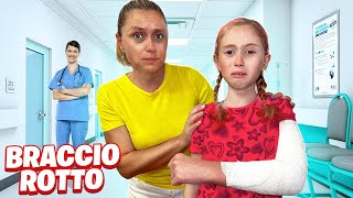 GIORGIA CADE E SI ROMPE IL BRACCIO MENTRE GIOCA IN PISCINA CON CUGINO STEFANO OSPEDALE [upl. by Nyrahtak]