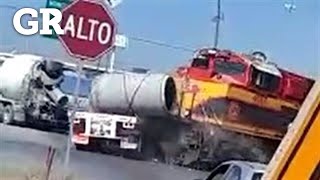 Embiste tren a tráiler en Escobedo  Monterrey [upl. by Ahsiam]