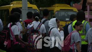 Alumnos de distintas escuelas se benefician de transporte escolar [upl. by Ten243]