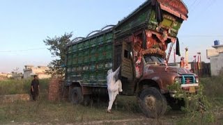 Pakistan il coraggio e la forza della prima camionista del paese [upl. by Pahl645]