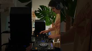 Quick groove to keep the vibe going Drop a comment if youre feelin it housemusic funkyhouse [upl. by Ivad]